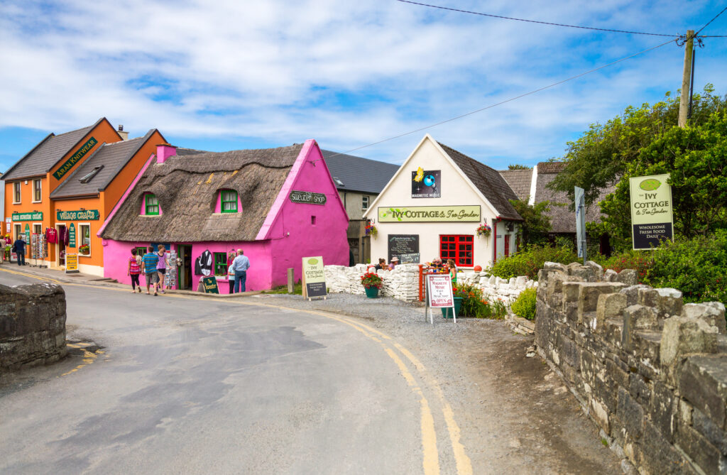Tourists between the colored houses of the Doolin village